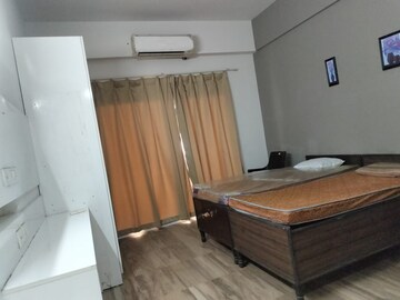 Room in 1 BHK Apartment at Paramount Golfforeste, Zeta I Greater Noida – for Rent