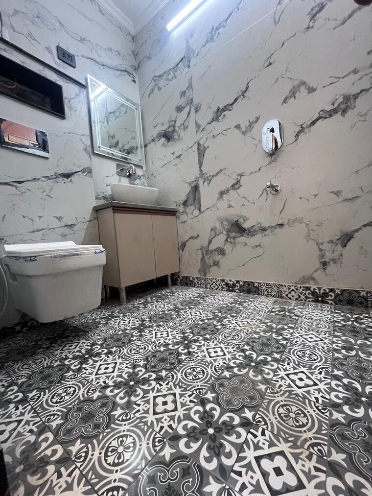 Bathroom, govindpuri 3 Bedroom 950 Sq.Ft. Builder Floor In Govindpuri Delhi 9110929