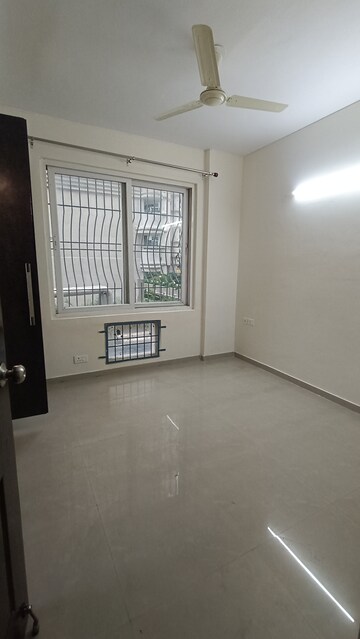Room in 2 BHK Apartment at Aditya Urban Casa, Sector 78 – for Rent