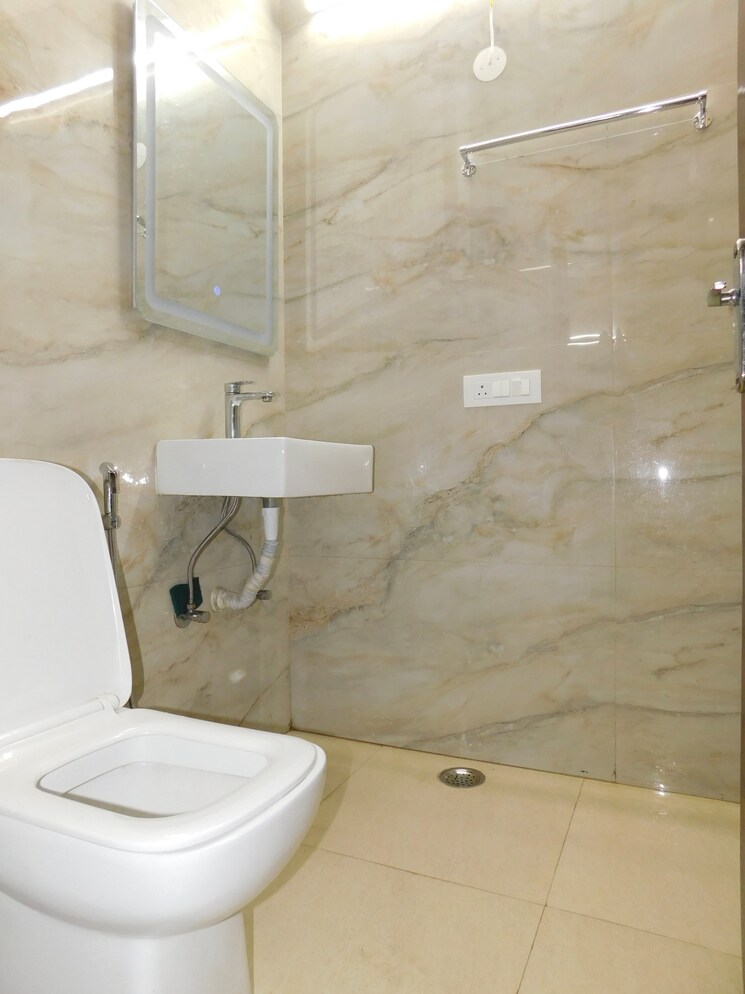 Bathroom, hauz khas 3 Bedroom 110 Sq.Yd. Apartment In Hauz Khas Delhi 8597659