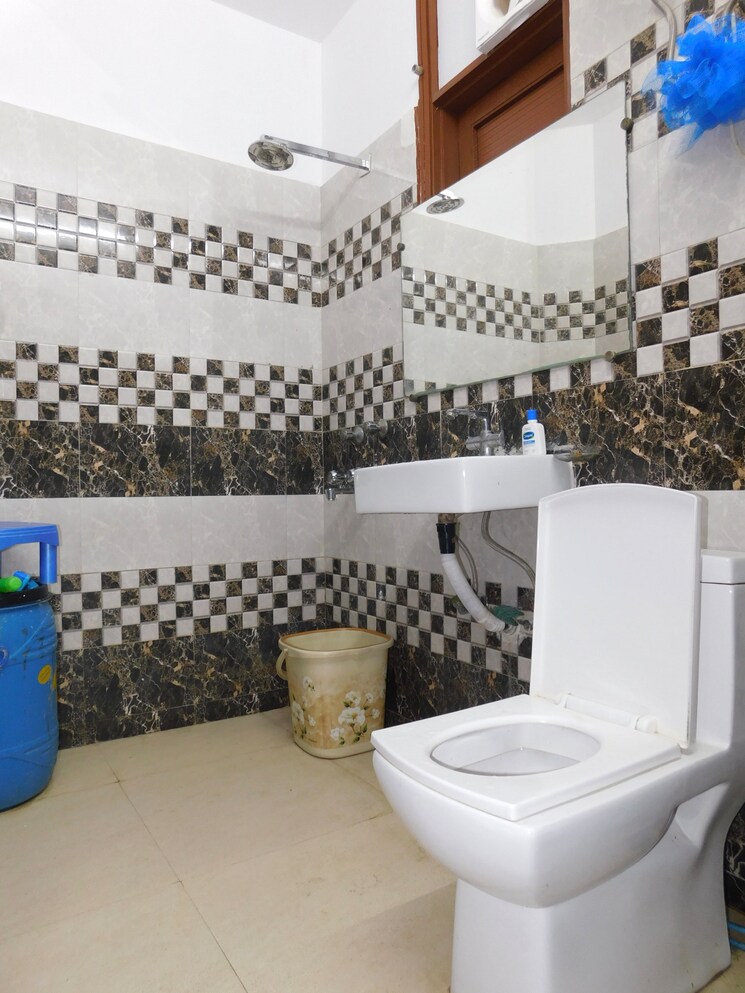 Attached Bathroom, hauz khas 3 Bedroom 110 Sq.Yd. Apartment In Hauz Khas Delhi 8597659