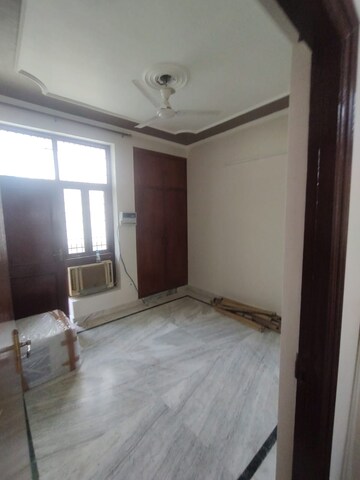 Room in 4 BHK Builder Floor at Sector 37 – for Rent
