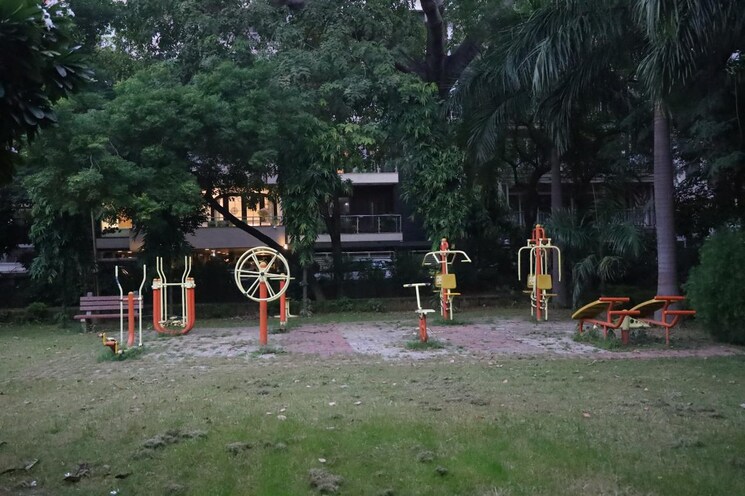 Garden, saket 3 Bedroom 2000 Sq.Ft. Apartment In Saket Delhi 9111005