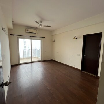Room in 3.5 BHK Apartment at Spaze Privy, Sector 72 – for Rent