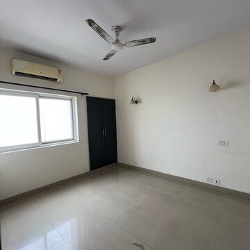 Room in 3.5 BHK Apartment at Spaze Privy, Sector 72 – for Rent