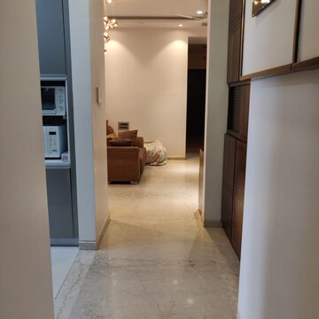 Room in 2.5 BHK Apartment at Oberoi Realty Splendor, Andheri East – for Rent
