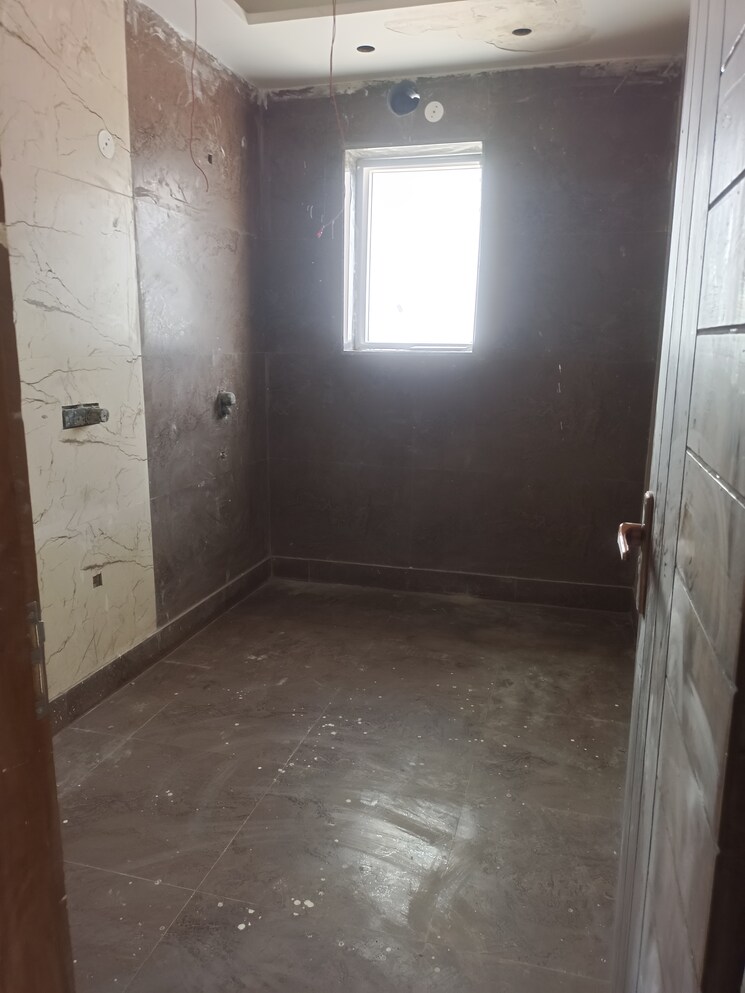 Bathroom, green fields colony 3 Bedroom 300 Sq.Yd. Builder Floor In Green Fields Colony Faridabad 9111162