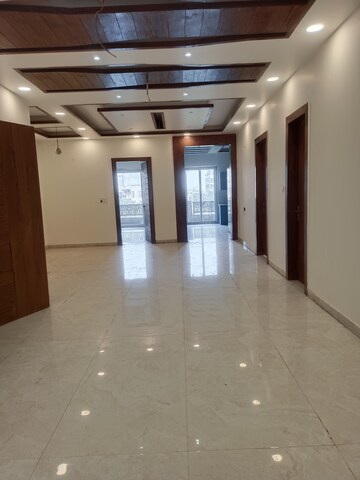Building Lobby in 3 BHK Builder Floor at Green Fields Colony – for Rent