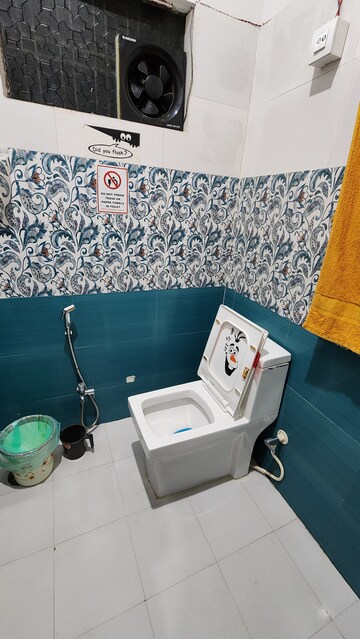 Attached Bathroom in 3 BHK Apartment at Gomti Nagar – for Rent