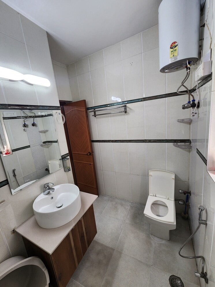 Bathroom, sheikh sarai 6 Bedroom 3000 Sq.Ft. Penthouse In Sheikh Sarai Delhi 9111193