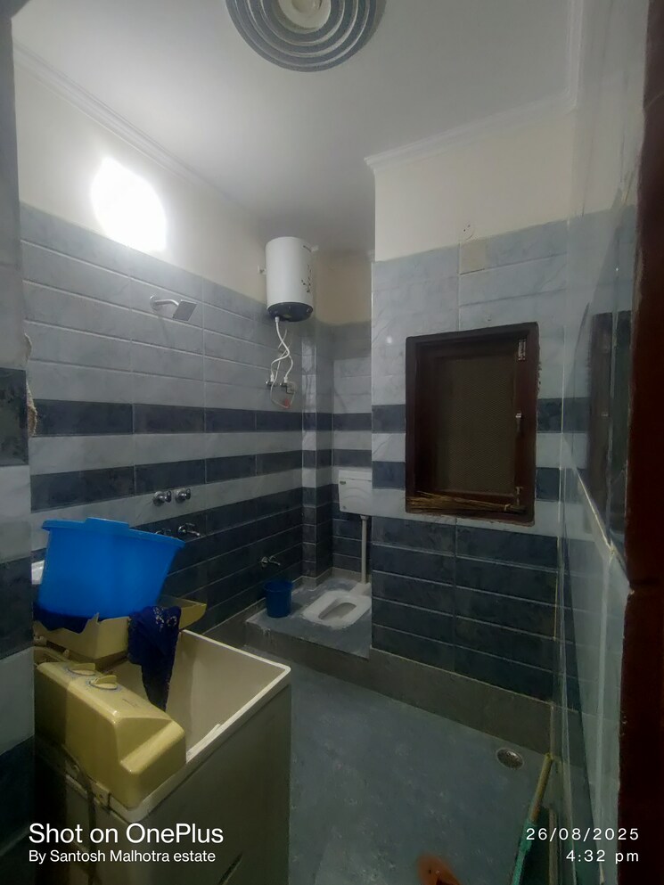 Bathroom, dwarka mor 2 Bedroom 55 Sq.Yd. Builder Floor In Dwarka Mor Delhi 9111268