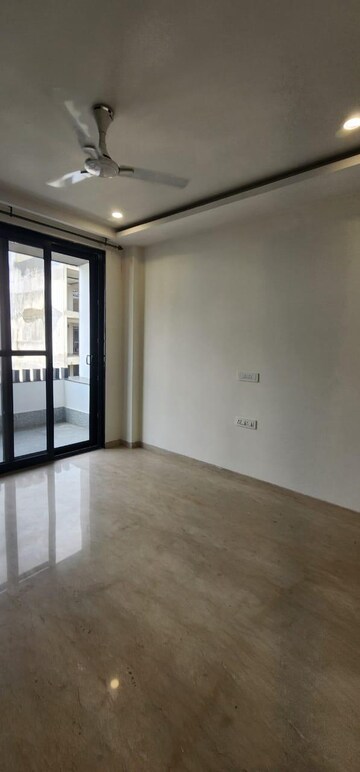 Room in 4 BHK Builder Floor at Dlf Phase ii – for Rent