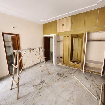Room in 3 BHK Apartment at Sector 38 – for Rent