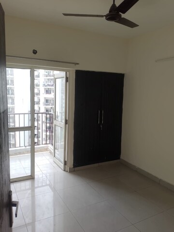 Room in 2 BHK Apartment at Panchsheel Greens, Sector 16 Greater Noida – for Rent