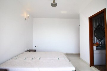 Room in 2 BHK Apartment at Bandra West – for Rent