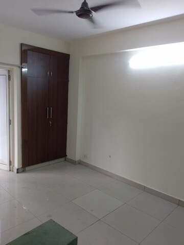 Room in 3 BHK Apartment at Panchsheel Greens, Sector 16 Greater Noida – for Rent