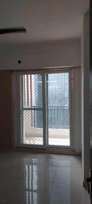 Room in 3 BHK Apartment at Nirala Estate, Tech Zone 4 Greater Noida – for Sale