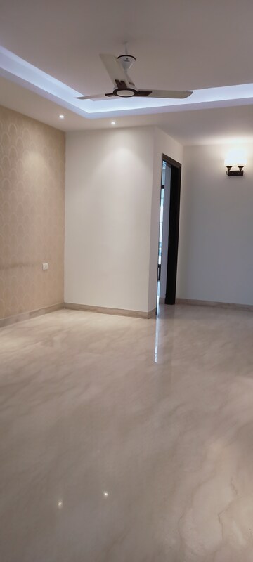 Room in 3 BHK Builder Floor at DLF City Phase IV, Dlf Phase iv – for Rent