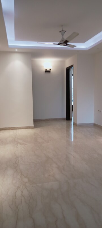 Room in 3 BHK Builder Floor at DLF City Phase IV, Dlf Phase iv – for Rent