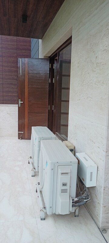 Bathroom in 3 BHK Builder Floor at DLF City Phase IV, Dlf Phase iv – for Rent