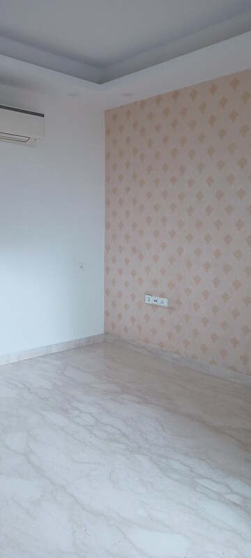 Room in 3 BHK Builder Floor at DLF City Phase IV, Dlf Phase iv – for Rent