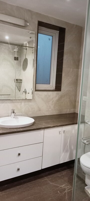 Bathroom in 3 BHK Builder Floor at DLF City Phase IV, Dlf Phase iv – for Rent