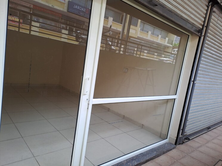 Balcony, vip road Commercial Shop 220 Sq.Ft. In Vip Road Zirakpur 9111507