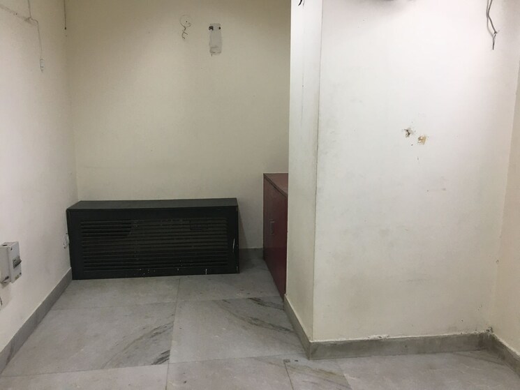 Room, sector 6 Commercial Office Space 212 Sq.Mt. In Sector 6 Noida 9111511