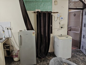Room in 1 BHK Builder Floor at Indrapuram – for Rent