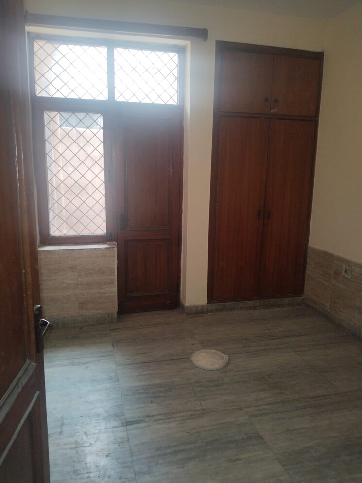 Room, sector 36 2 Bedroom 165 Sq.Yd. Villa In Sector 36 Noida 9111598