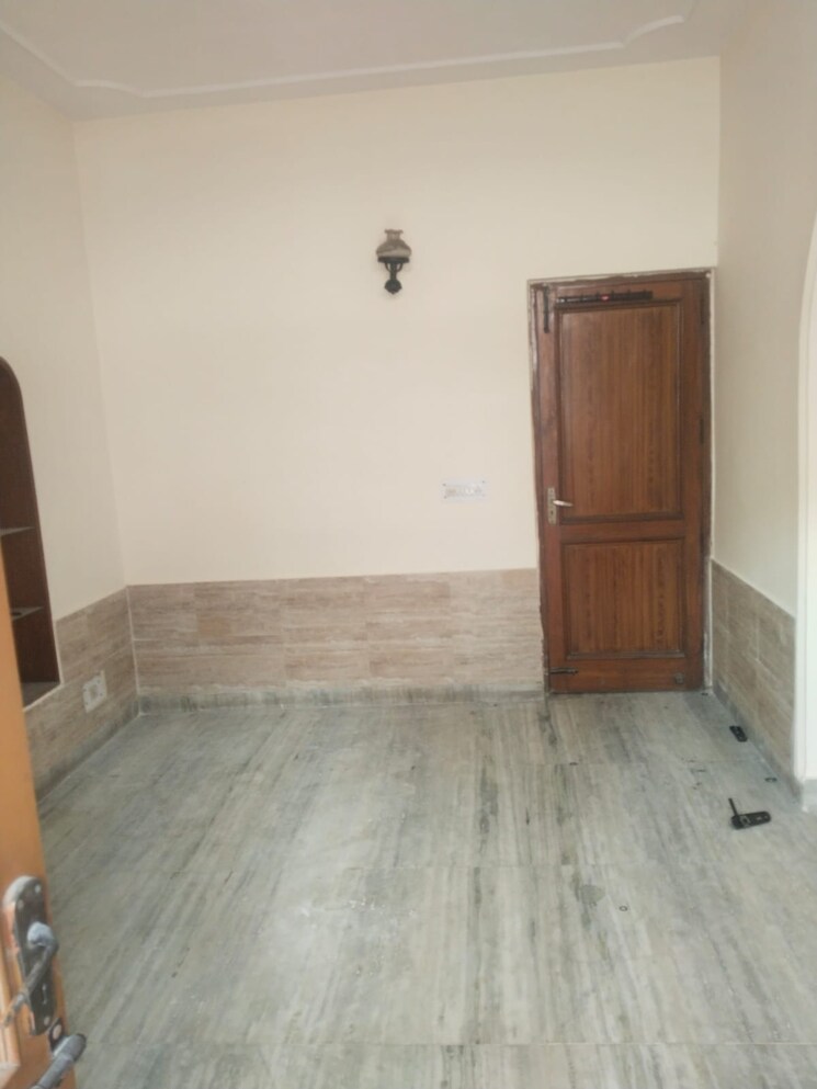 Room, sector 36 2 Bedroom 165 Sq.Yd. Villa In Sector 36 Noida 9111598