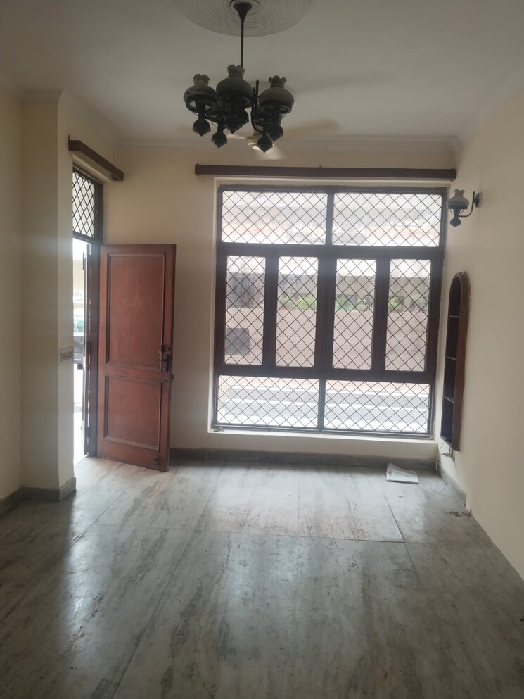 Room, sector 36 2 Bedroom 165 Sq.Yd. Villa In Sector 36 Noida 9111598