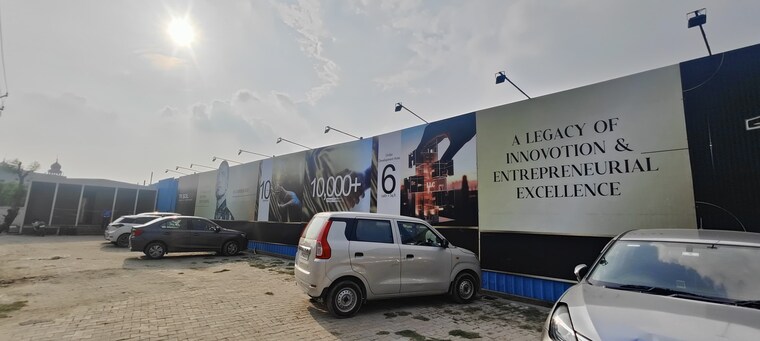  Parking, trg-the-mall Commercial Shop 300 Sq.Ft. In Nai Basti Dundahera Ghaziabad 9111632