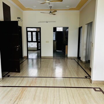 Room in 3 BHK Builder Floor at Sector 52 – for Rent