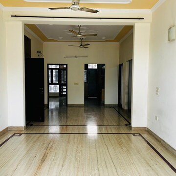 Building Lobby in 3 BHK Builder Floor at Sector 52 – for Rent