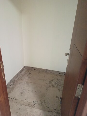 Room in 4 BHK Builder Floor at Sushant Lok I – for Rent