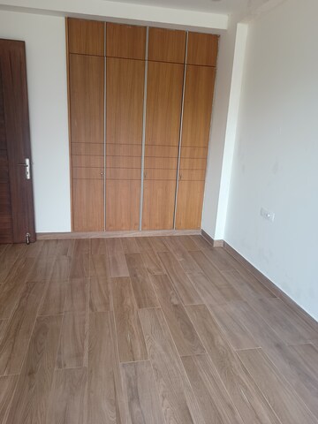 Furnished Amenities in 4 BHK Builder Floor at Sushant Lok I – for Rent
