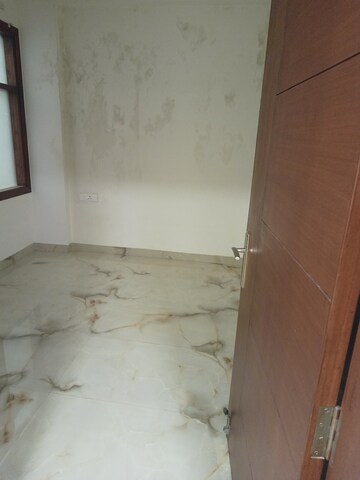 Room in 4 BHK Builder Floor at Sushant Lok I – for Rent