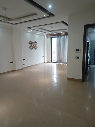 Room in 4 BHK Builder Floor at Sushant Lok I – for Rent