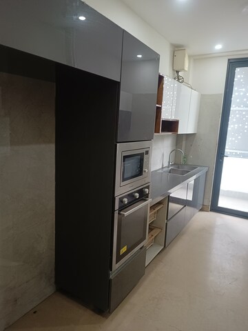 Room in 4 BHK Builder Floor at Sushant Lok I – for Rent