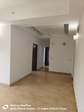 Room in 3.5 BHK Apartment at Mahagun Moderne, Sector 78 – for Rent