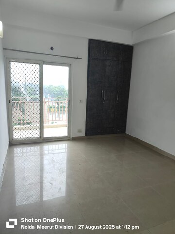 Room in 3.5 BHK Apartment at Mahagun Moderne, Sector 78 – for Rent