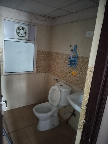 Bathroom in 2.5 BHK Apartment at Amrapali Golf Homes, Sector 4 Greater Noida – for Rent