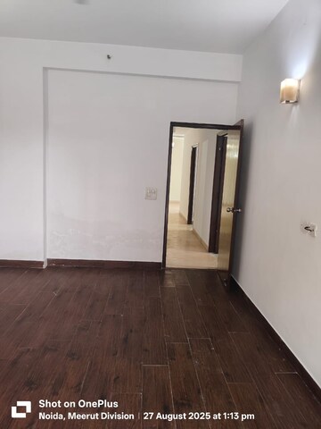 Room in 3.5 BHK Apartment at Mahagun Moderne, Sector 78 – for Rent