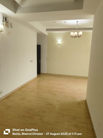 Room in 3.5 BHK Apartment at Mahagun Moderne, Sector 78 – for Rent