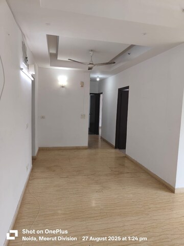 Room in 3.5 BHK Apartment at Mahagun Moderne, Sector 78 – for Rent