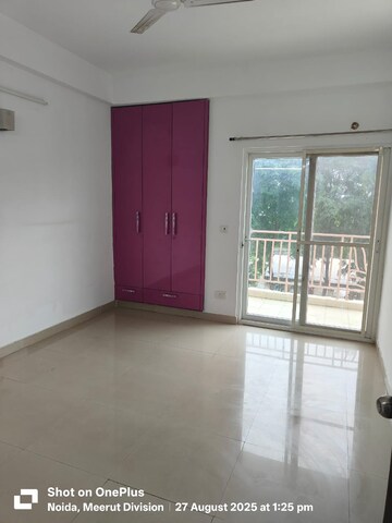 Room in 3.5 BHK Apartment at Mahagun Moderne, Sector 78 – for Rent