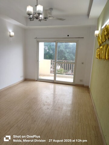 Room in 3.5 BHK Apartment at Mahagun Moderne, Sector 78 – for Rent