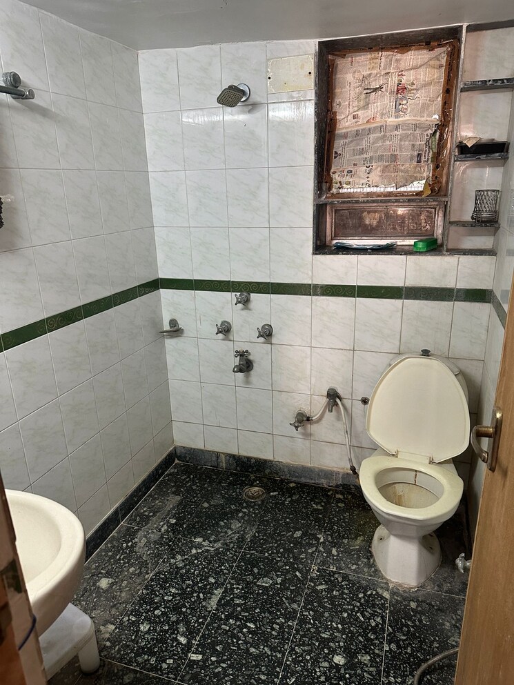 Bathroom, queens-park-apartments 3 Bedroom 1000 Sq.Ft. Apartment In Juhu Mumbai 9111863