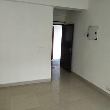 Room in 2.5 BHK Apartment at Amrapali Zodiac, Sector 120 – for Rent
